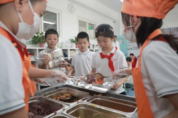 牛股堂 全市中小学生告别自带餐盒！新学期校园餐有这些变化——